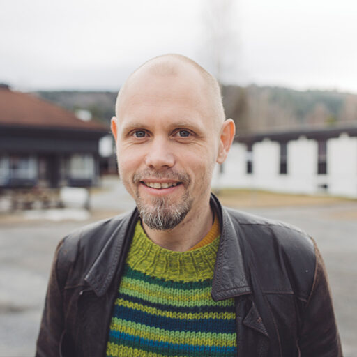 Claus Arthur Breda-Gulbrandsen jobber aktivt med filmproduksjon, og har blant annet laget flere videoer for Susanna & the Magical Orchestra og In the Country. Han underviser ved Romskip-linjen vår.