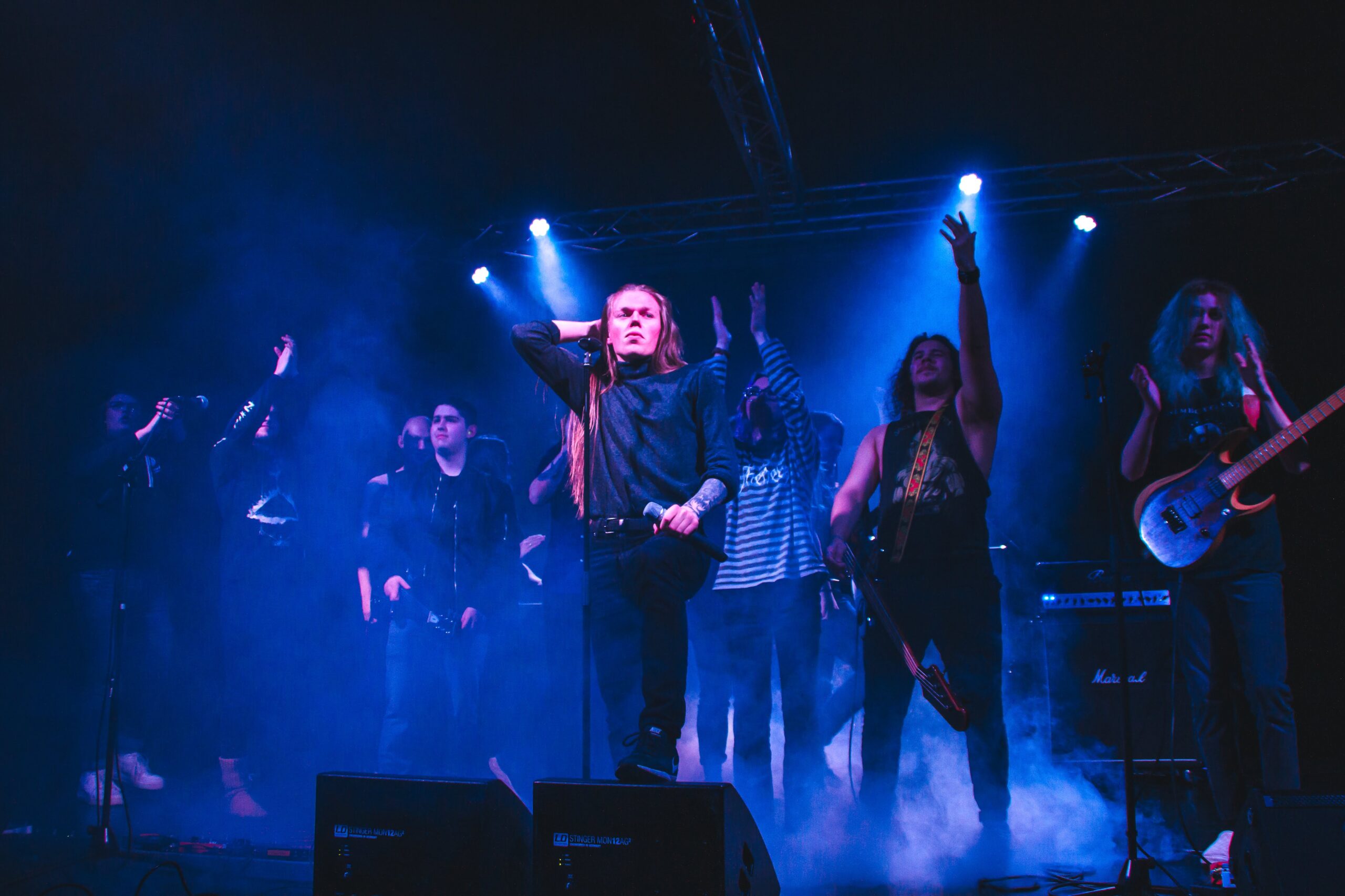 Bilde av Eirik Waadeland som synger